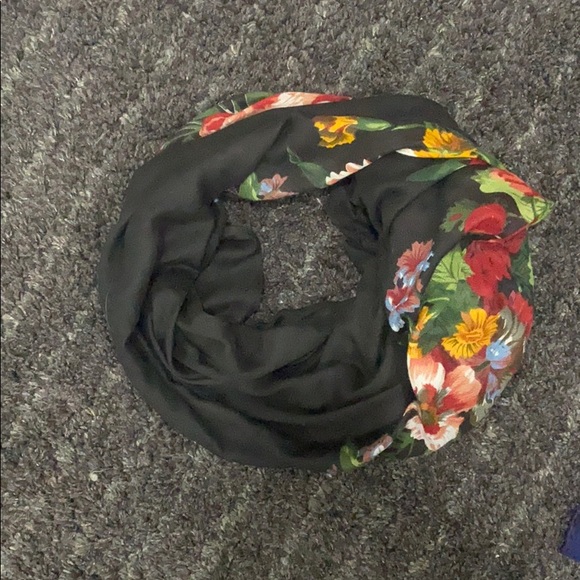 Patterned scarves - Picture 4 of 5